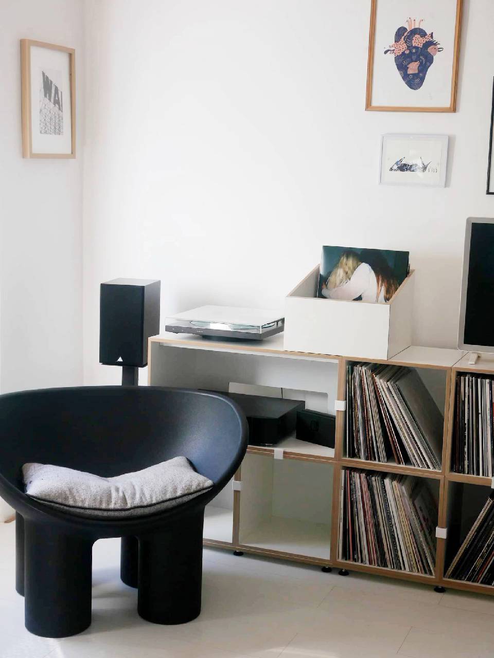 J'ai longtemps cherché le meuble parfait pour accueillir notre collection de vinyles, c'est chose faite avec le système @stocubo. 

Je vous le présente dans mon premier réel avec bébé Popcorn et Lemmy en guest star ! 😉

#stocubo #recordcollection #interiordecor #shelfsystem #shelfie #vinyl