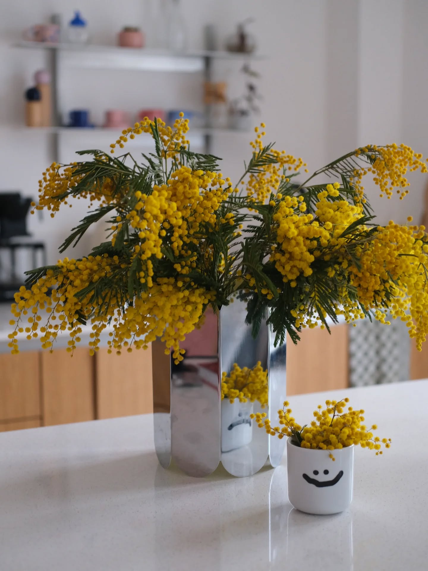 En attendant le retour du soleil… 

Ici on mise sur les petites choses qui réchauffent : un bouquet de mimosa, des objets qui donnent le smile et une lumière douce.

Et vous, c’est quoi votre mood du moment ?