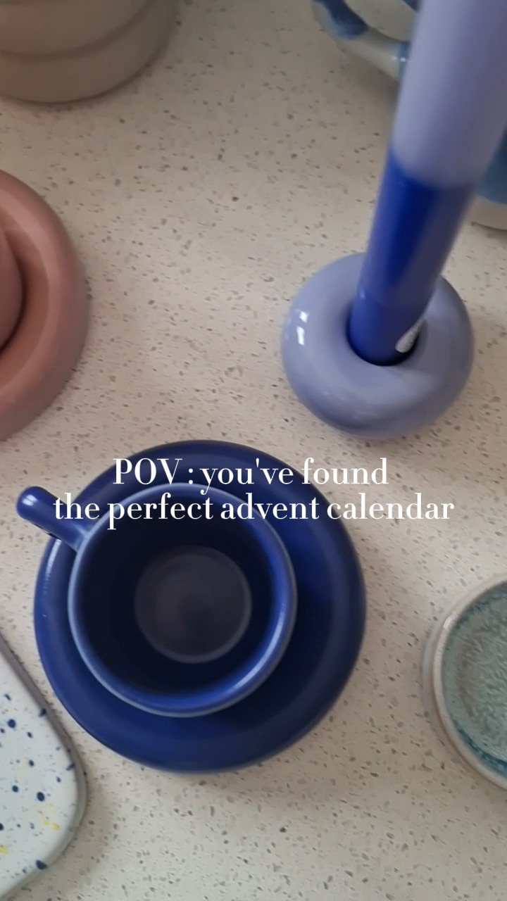 Bon… je préviens parce que je sais qu’il y a deux équipes.
Si vous voulez garder la surprise du calendrier, ne regardez pas plus loin.
Sinon, restez, je vous montre mon petit plaisir coupable de cette année.

Comme le diraient Tom & Donna dans Parks and Recreation : Treat Yo Self!"

Chaque année, j’ai ma petite tradition : m’offrir un auto-cadeau d’anniversaire.

Cette fois, j’ai craqué pour le Calendrier de l’Avent CLASSY de Classy Motel x MIIO : 24 surprises parfaites pour patienter avant Noël.

#motelamiio